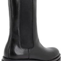- Botas de cuero